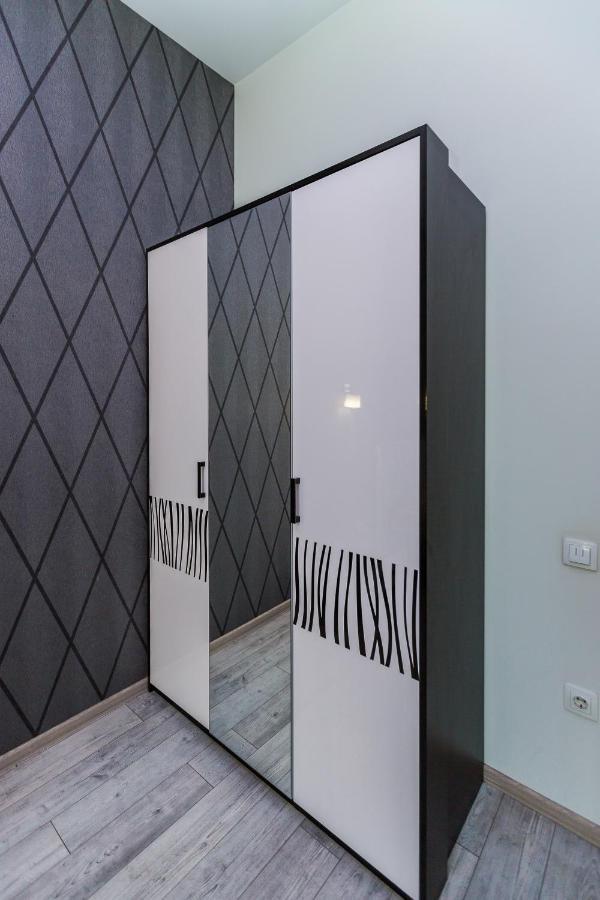 8 Svyatoho Teodora Square Apartment
