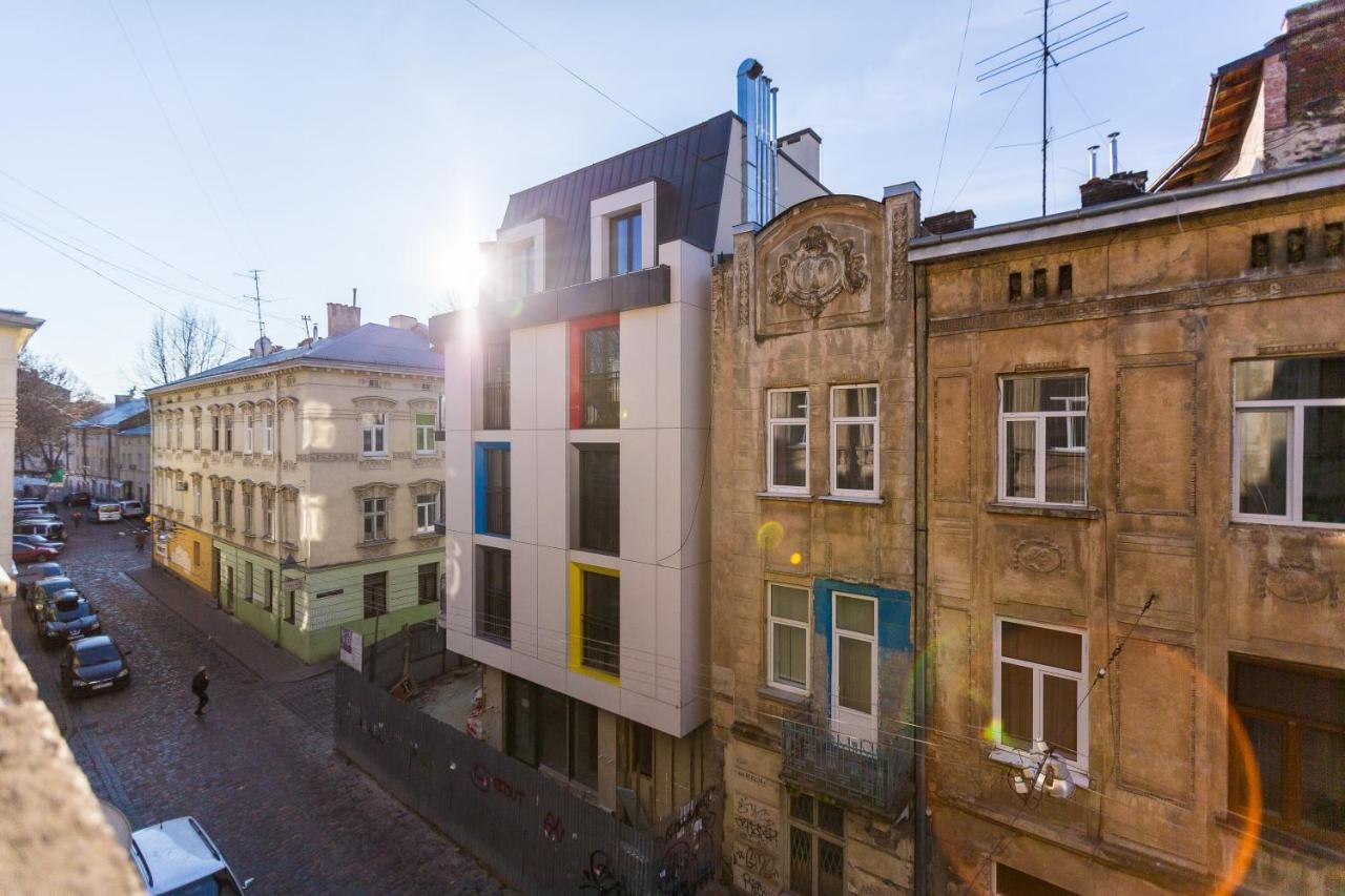 8 Svyatoho Teodora Square Apartment *